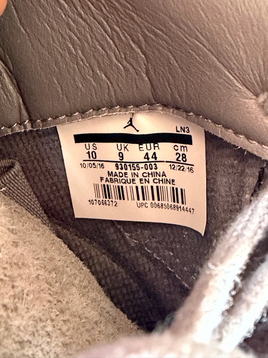 Jordan 4 Retro- KAWS Men’s size 10 - Picture 9 of 12